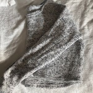 American Eagle White/Gray Cropped Sweater